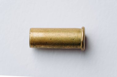Beyaz arka planda izole edilmiş tabanca mermi kovanları, üst görünüm