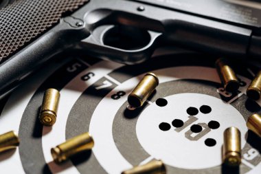 Silah ve bir sürü mermi hedefleri vuruyor. Nişan alma ve atış doğruluğu eğitimi