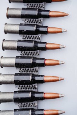 Beyaz arka plan üzerinde mühimmat kemer.