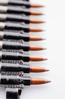 Beyaz arka plan üzerinde mühimmat kemer.