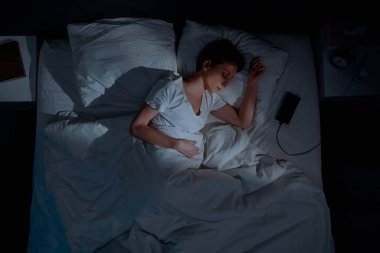 Yataktaki Yatak Odasında Uyuyan Genç Kadın 'ın en iyi görüntüsü..