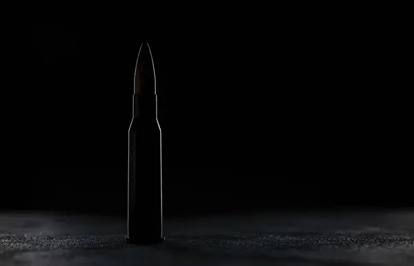 Siyah Arka Planda Uzun Namlulu Tüfek Mermisi Silueti Ordu Silahı — Stok fotoğraf