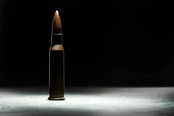 Siyah Arka Planda Uzun Namlulu Tüfek Mermisi Ordu Silahı Nesne — Stok fotoğraf