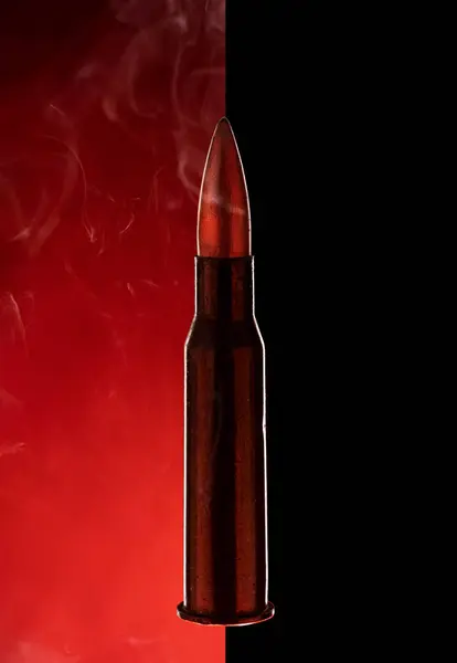 Gewehrkugel Rauch Auf Rotem Und Schwarzem Hintergrund lizenzfreie Stockfotos