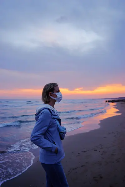 Мандрівна Жінка Медіальній Масці Насолоджується Чудовим Заходом Сонця Морському Пляжі Стокове Фото