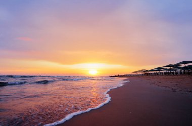 Güzel gün batımı. Türkiye 'ye seyahat. Şemsiyeli Sea Beach.