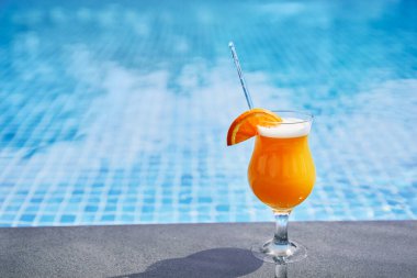 Rahatlatıcı bir hafta. Havuz kenarındaki kokteyl bardağı..