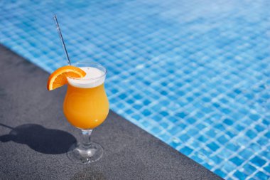 Rahatlatıcı bir hafta. Havuz kenarındaki kokteyl bardağı..