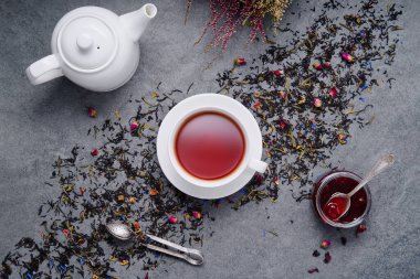 Siyah çay, çaydanlık ve reçel karışımı. Üst görünüm.