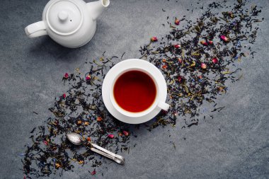 Bitkisel siyah çay, yukarıdan görüş, dokulu arka plan..