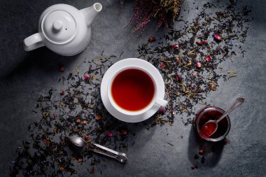 Siyah çay, çaydanlık ve reçel karışımı. Üst görünüm.
