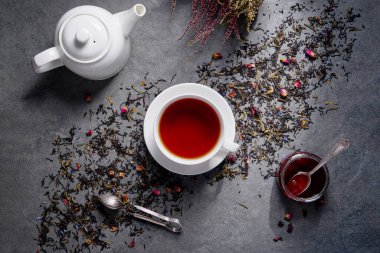 Siyah çay, çaydanlık ve reçel karışımı. Üst görünüm.