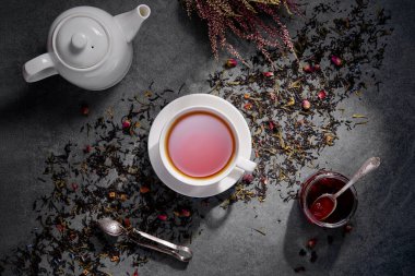 Siyah çay, çaydanlık ve reçel karışımı. Üst görünüm.