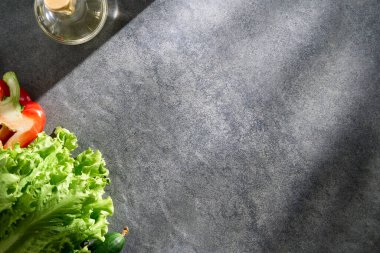 Sağlıklı beslenme konsepti. Beton zeminde sebzelerle alanı kopyala.