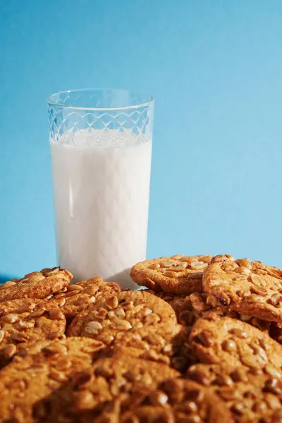 Chip Cookies Med Glas Mjölk Ljusblå Bakgrund — Stockfoto