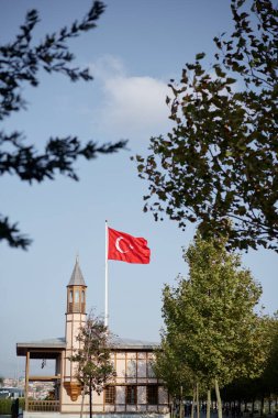 Ulusal Türk bayrağı ve küçük bir cami