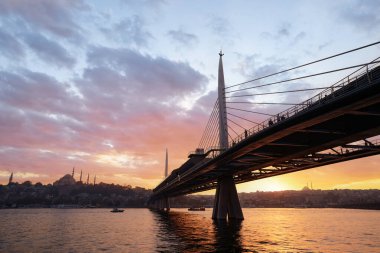 İstanbul 'daki Halic Metro Köprüsü. Modern kablo köprü. Altın Boynuz 'da güzel bir günbatımı manzarası.