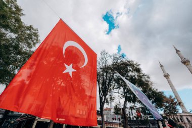 Cami manzaralı Türk bayrağı.