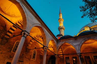 İstanbul 'da akşam saatlerinde Eyp Sultan Camii' nin ışıkları.