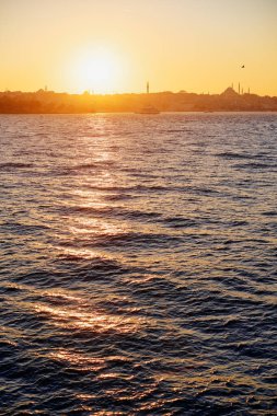 İstanbul 'da güzel bir gün batımı. Peyzaj Camii, Boğaz Türkiye