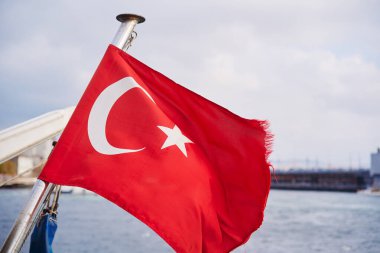 Boğaz 'a karşı ulusal Türk bayrağı dalgalanıyor