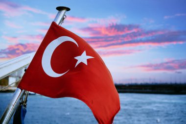 Boğaz 'a karşı ulusal Türk bayrağı dalgalanıyor