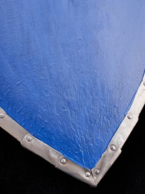 Siyah arka planda yeniden yapılanma şövalyesi kalkanı.