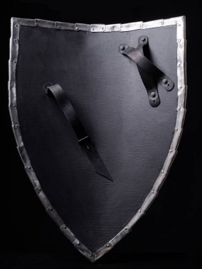 Siyah arka planda yeniden yapılanma şövalyesi kalkanı.