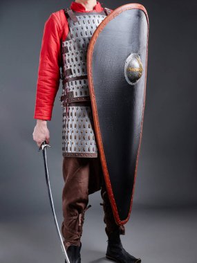 Şövalye kalkanı tutan adam.