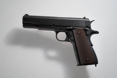 Beyaz arka planda büyük siyah tabanca..