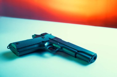 Beyaz masada büyük siyah tabanca..