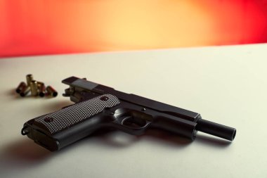 Beyaz masada büyük siyah tabanca..