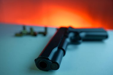 Beyaz masada büyük siyah tabanca..