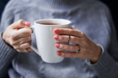 Reklam mesajınız, promosyon içeriğiniz, şekerli kahveniz ya da çayınız için beyaz bardakta boş fotokopi ekranı tutun..
