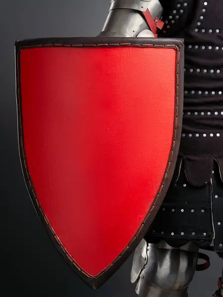 Nahaufnahme Eines Ritters Mit Rotem Mittelalterlichen Schild — Stockfoto