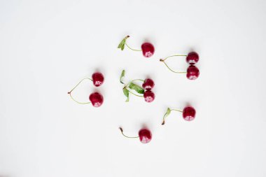 Yaz vitaminleri. Beyaz arkaplanda kırmızı dutlar.