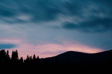 Dağlarda gece. Gökyüzüne karşı siluet