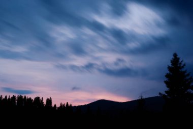 Dağlarda gece. Gökyüzüne karşı siluet