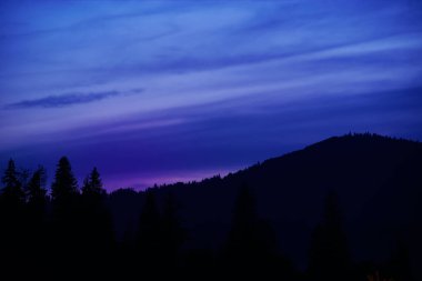 Dağlarda gece. Gökyüzüne karşı siluet