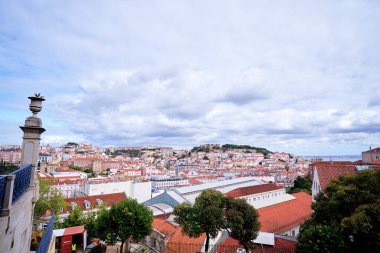 Lizbon 'daki eski şehrin güzel manzarası. Kırmızı kiremitli çatılar ve mavi gökyüzü.