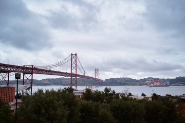 Portekiz, Lizbon 'daki Tagus nehri üzerindeki 25 Nisan köprü süspansiyonlu güzel manzara.