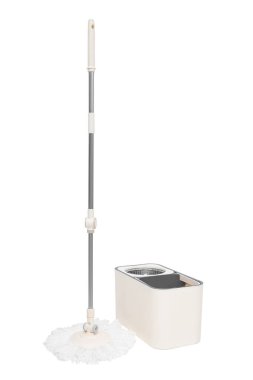 Beyaz arka planda paspas ve plastik kova. Temizlik servisi