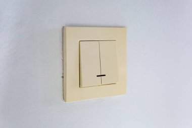 Robot, bir ışık gri duvar üzerinde yüklü bir plastik mekanik anahtarı.