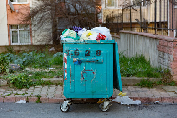 Photo a metal trash can on the street.