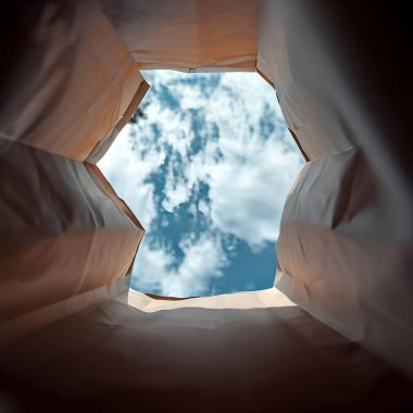 Bir alışveriş çantasının içinden gökyüzüne doğru bak.