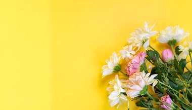 Boş bir arka planda çiçek kompozisyonu. Anneler Günü için çiçek arkaplanı, sevgililer günü, düğün, doğum günü. Boşluğu kopyala 