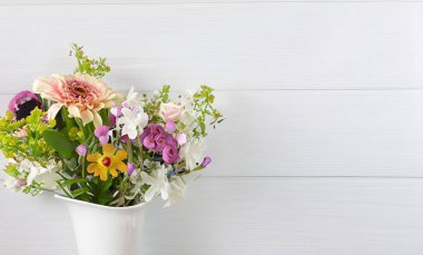 Beyaz ahşap duvarlar, kopya alanı, pastel renkler, anneler günü, sevgililer günü, düğün, doğum günü...