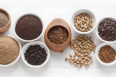 Tarafsız beyaz arkaplanda çeşitli tohumlar