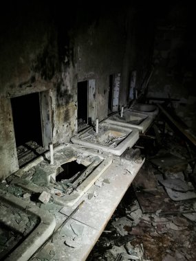 İçerideki terk edilmiş bina iç mimarisi