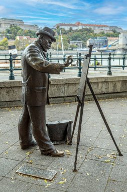 BUDAPEST, HUNGARY - 15 Ekim 2022: Ünlü Macar ressam Ignac Roskovics anıtı, Ukraynalı-Macar heykeltıraş Mykhailo Kolodko tarafından yapıldı. Tuna nehrinin kıyısında yer alıyor..